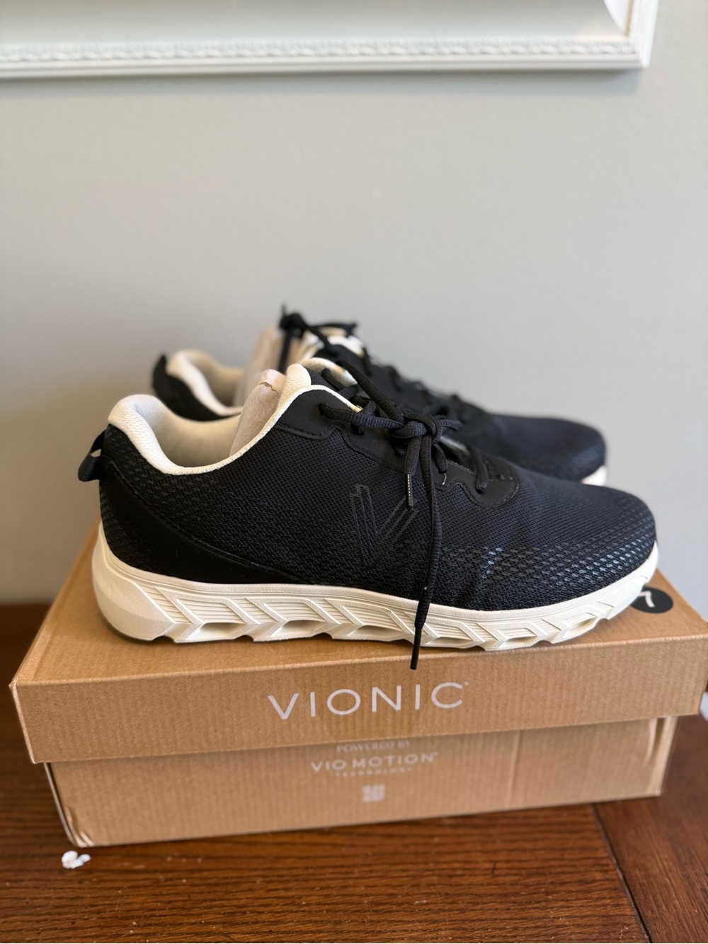 Vionic Priscilla Black & White‎ Athletic Sneakers Sz 11